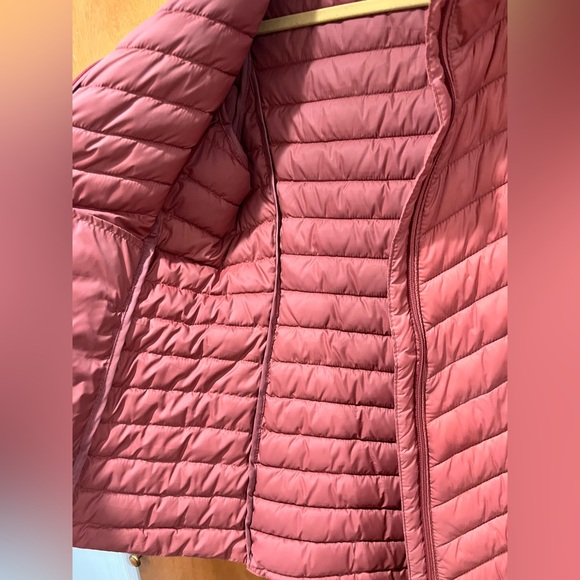 LIKE NEW Old Navy Women's Puffer Jacket in Pink - Picture 4 of 7